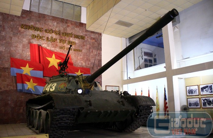 Còn đây là chiếc xe tăng 843 cùng húc đổ cánh cổng Dinh độc lập với chiếc xe tăng 390
